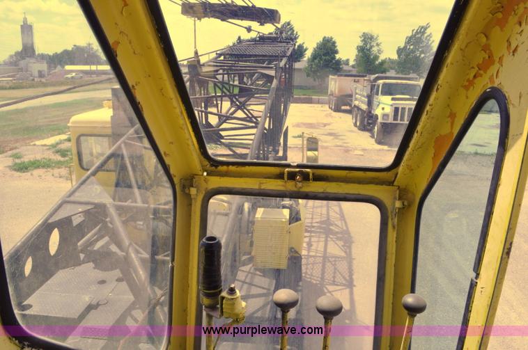 image for item G6082 1969 P & H 430 truck crane