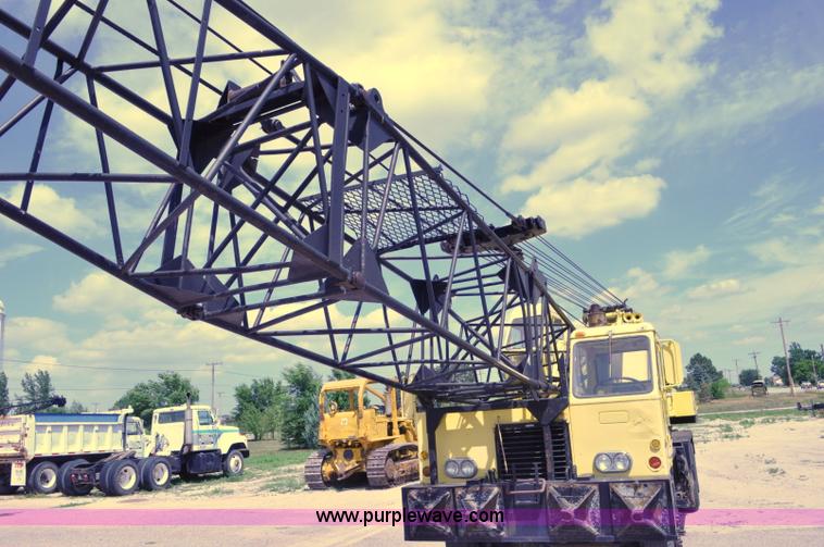 image for item G6082 1969 P & H 430 truck crane