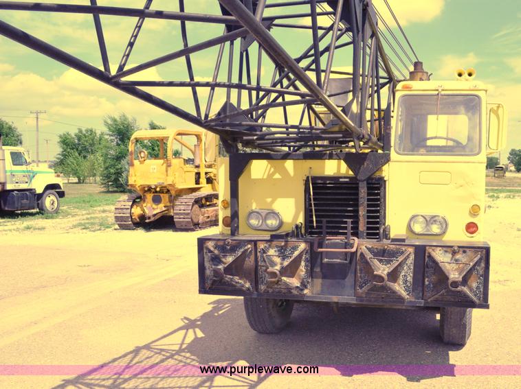 image for item G6082 1969 P & H 430 truck crane