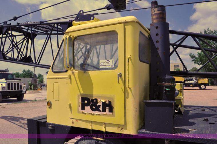 image for item G6082 1969 P & H 430 truck crane