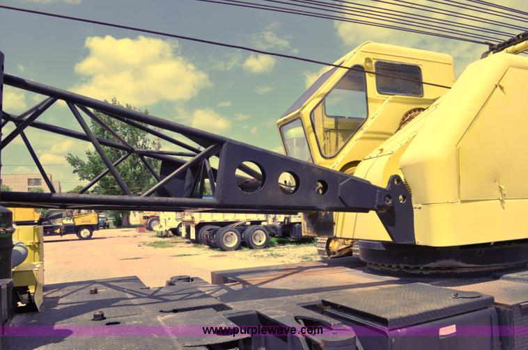 image for item G6082 1969 P & H 430 truck crane