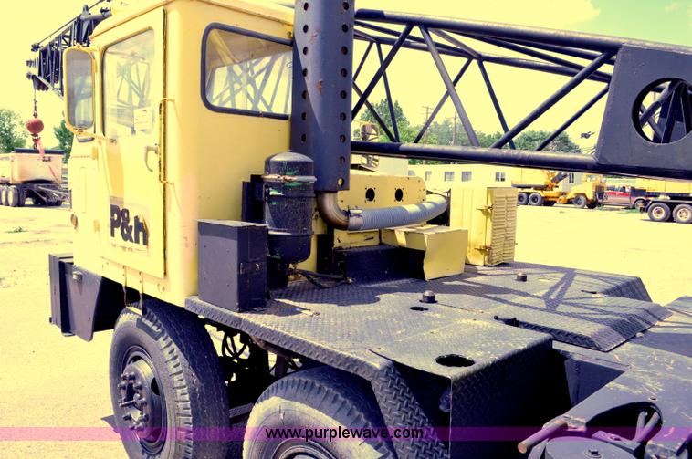 image for item G6082 1969 P & H 430 truck crane