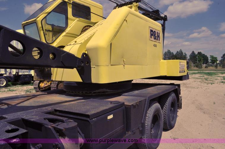 image for item G6082 1969 P & H 430 truck crane