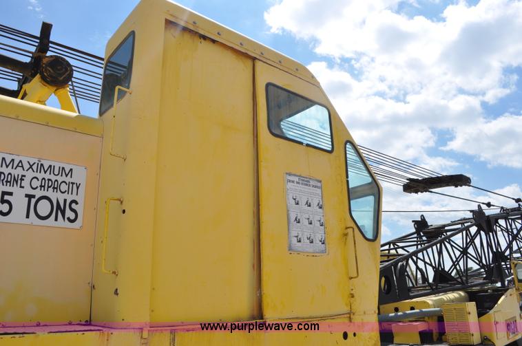 image for item G6082 1969 P & H 430 truck crane