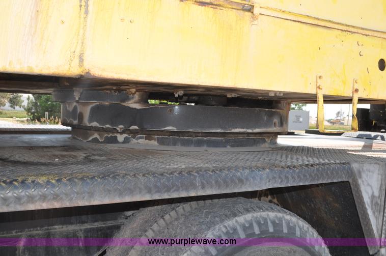 image for item G6082 1969 P & H 430 truck crane