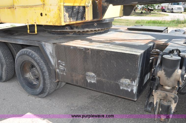 image for item G6082 1969 P & H 430 truck crane