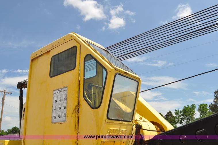 image for item G6082 1969 P & H 430 truck crane