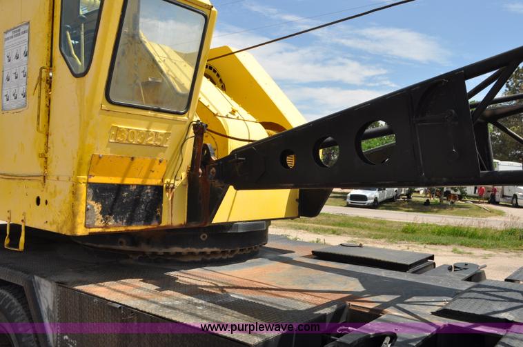 image for item G6082 1969 P & H 430 truck crane