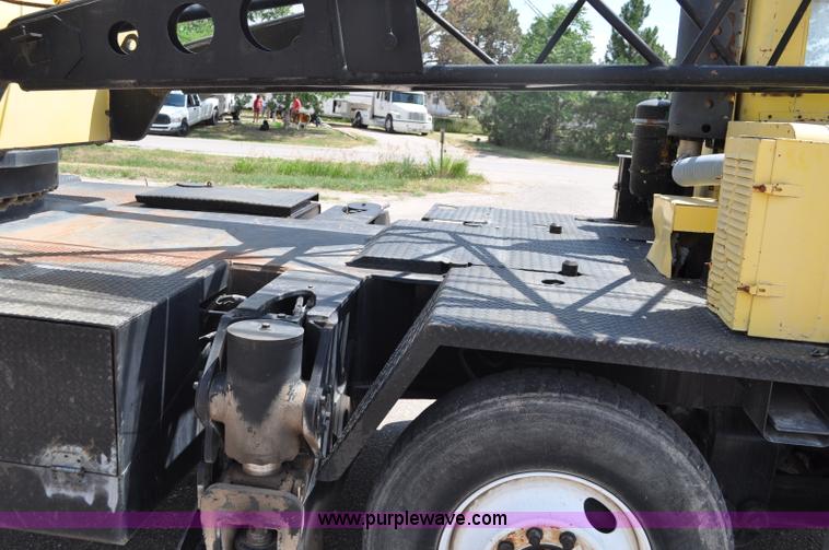 image for item G6082 1969 P & H 430 truck crane