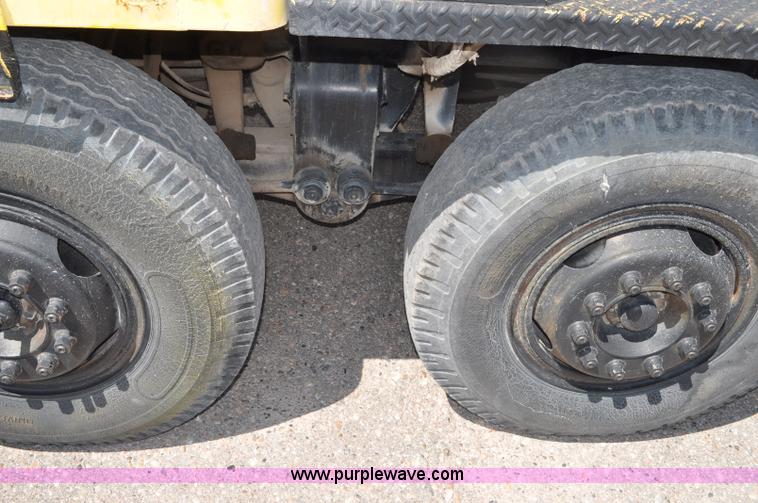 image for item G6082 1969 P & H 430 truck crane