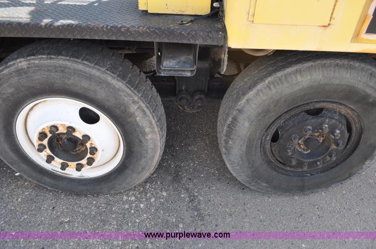 image for item G6082 1969 P & H 430 truck crane