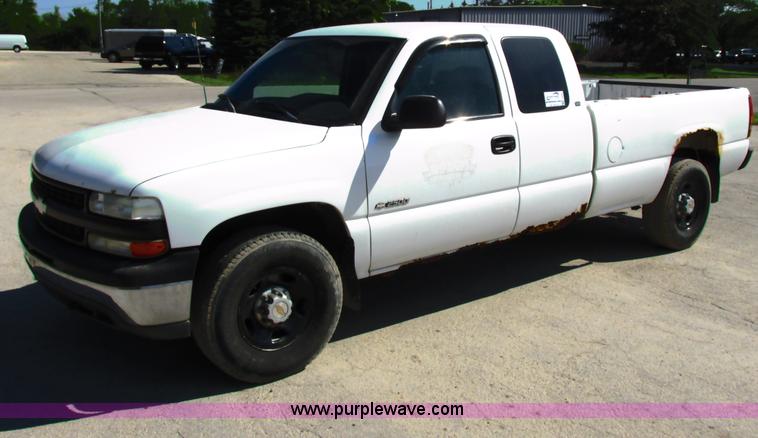 image for item G8582 1999 Chevrolet Silverado 2500 Ext. Cab pickup truck