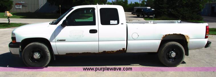 image for item G8582 1999 Chevrolet Silverado 2500 Ext. Cab pickup truck