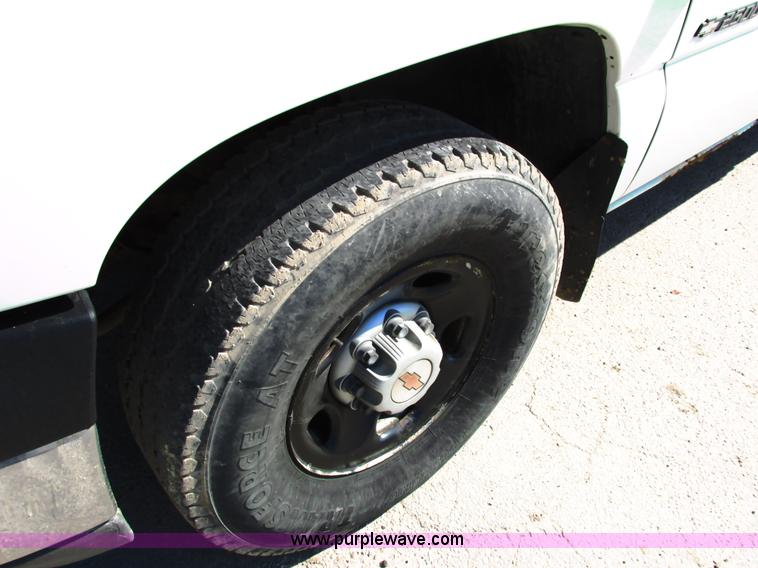 image for item G8582 1999 Chevrolet Silverado 2500 Ext. Cab pickup truck