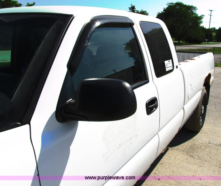 image for item G8582 1999 Chevrolet Silverado 2500 Ext. Cab pickup truck