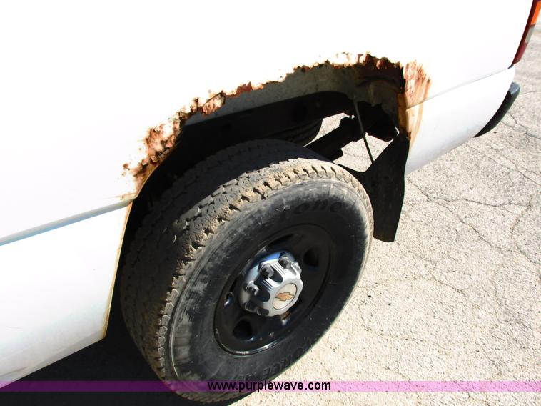 image for item G8582 1999 Chevrolet Silverado 2500 Ext. Cab pickup truck