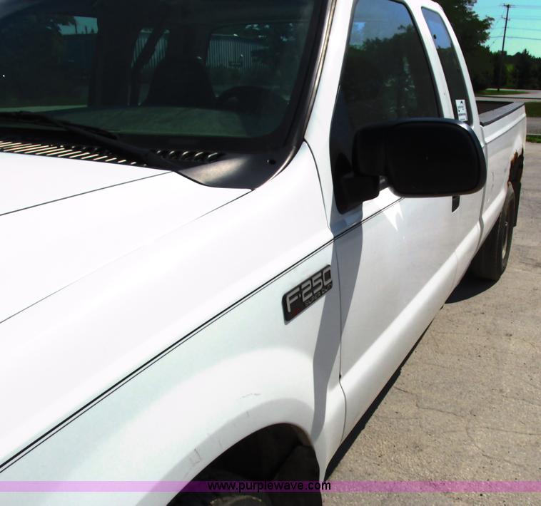 image for item G8583 2002 Ford F250 Super Duty SuperCab pickup truck