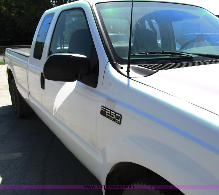 image for item G8584 2002 Ford F250 Super Duty SuperCab pickup truck