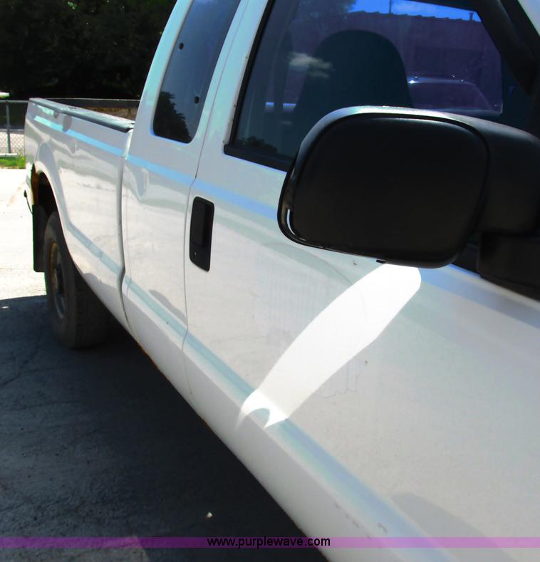 image for item G8585 2001 Ford F250 Super Duty SuperCab pickup truck