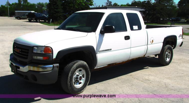 image for item G8586 2004 Chevrolet 2500 HD Ext. Cab pickup truck