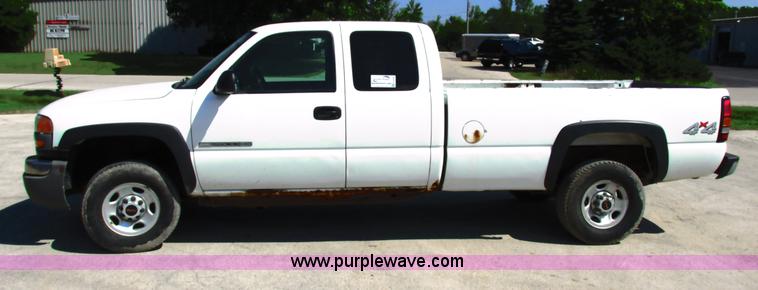 image for item G8586 2004 Chevrolet 2500 HD Ext. Cab pickup truck