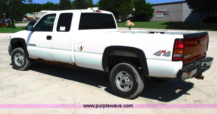image for item G8586 2004 Chevrolet 2500 HD Ext. Cab pickup truck