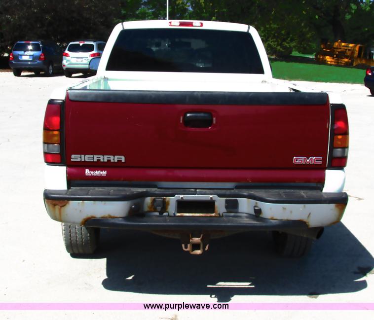 image for item G8586 2004 Chevrolet 2500 HD Ext. Cab pickup truck