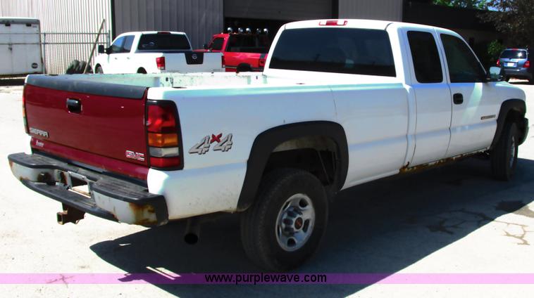 image for item G8586 2004 Chevrolet 2500 HD Ext. Cab pickup truck