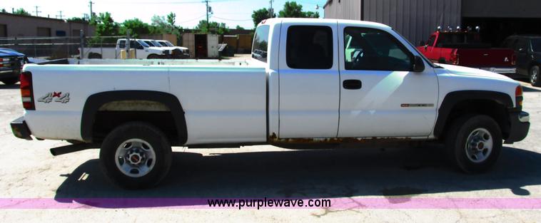 image for item G8586 2004 Chevrolet 2500 HD Ext. Cab pickup truck