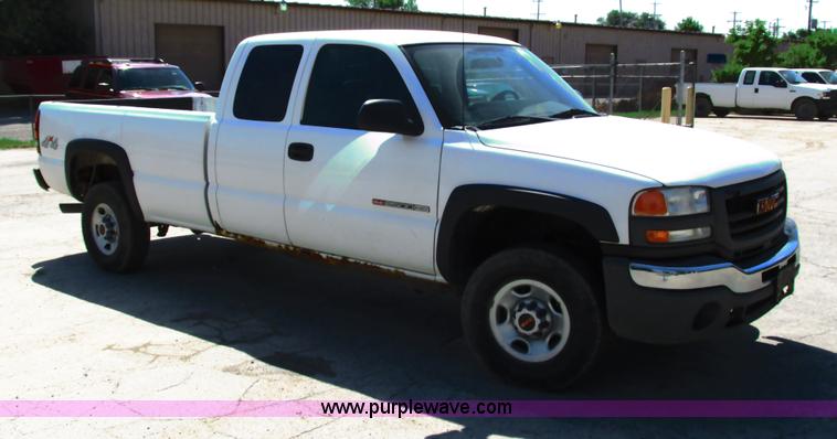 image for item G8586 2004 Chevrolet 2500 HD Ext. Cab pickup truck