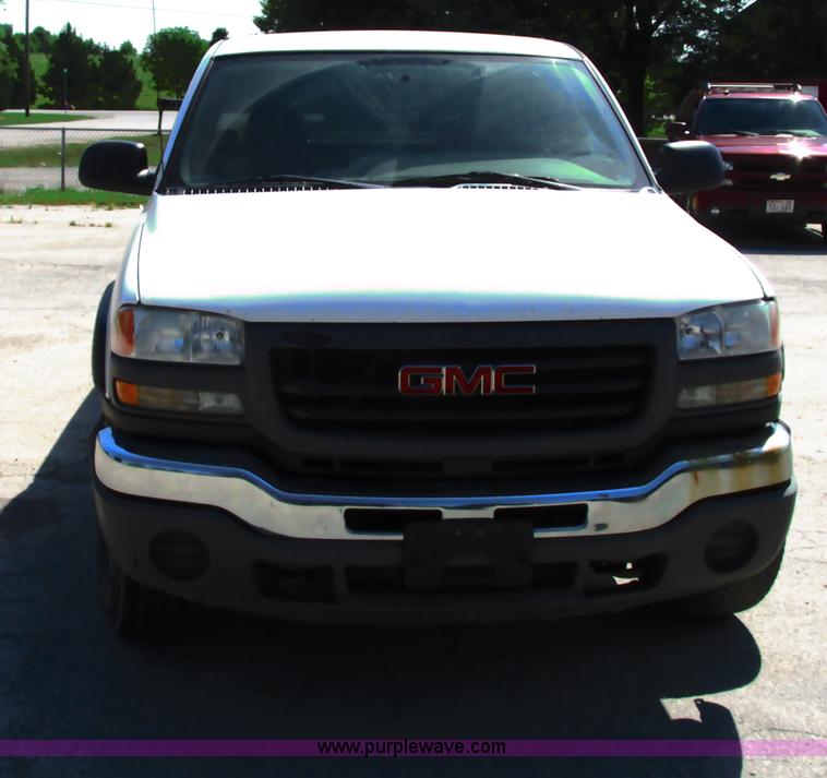 image for item G8586 2004 Chevrolet 2500 HD Ext. Cab pickup truck