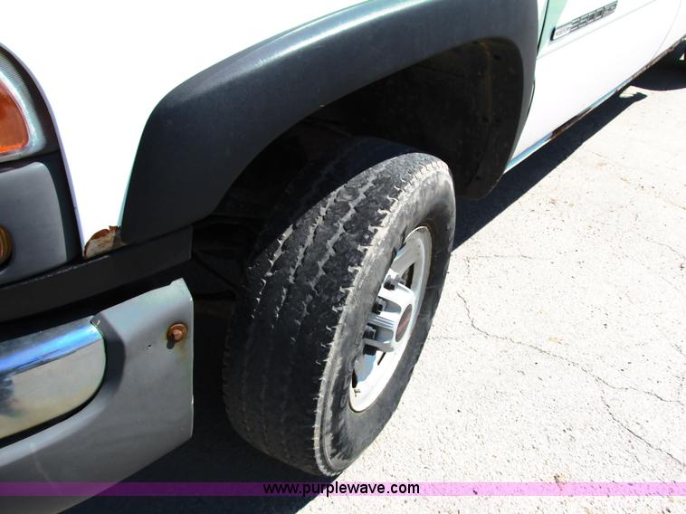 image for item G8586 2004 Chevrolet 2500 HD Ext. Cab pickup truck
