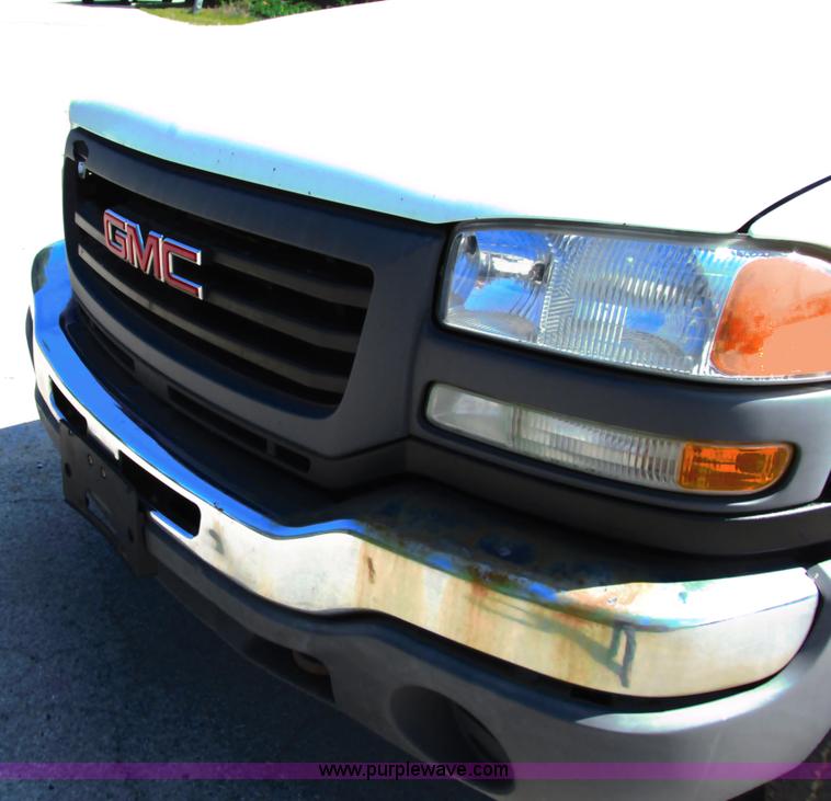 image for item G8586 2004 Chevrolet 2500 HD Ext. Cab pickup truck