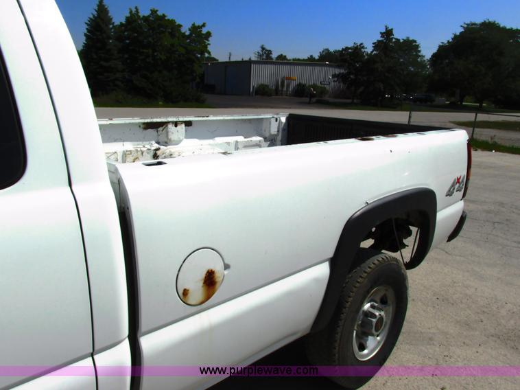 image for item G8586 2004 Chevrolet 2500 HD Ext. Cab pickup truck