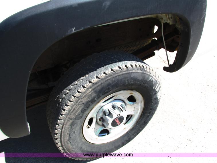 image for item G8586 2004 Chevrolet 2500 HD Ext. Cab pickup truck