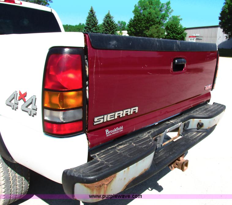 image for item G8586 2004 Chevrolet 2500 HD Ext. Cab pickup truck