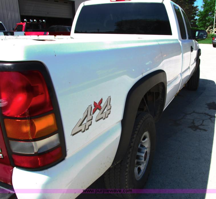 image for item G8586 2004 Chevrolet 2500 HD Ext. Cab pickup truck