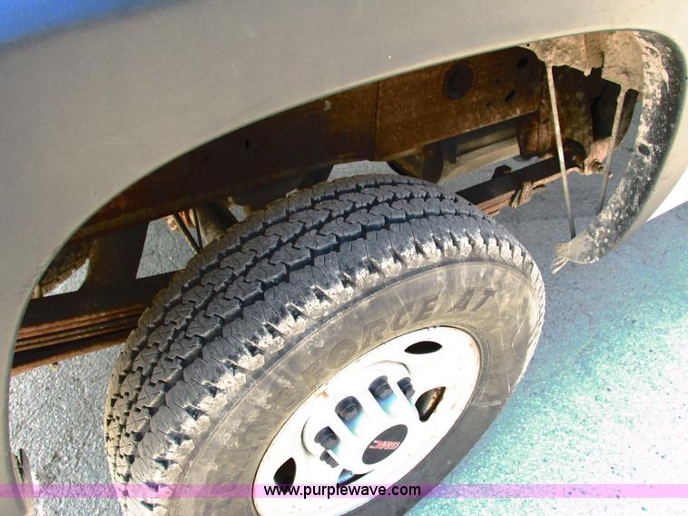 image for item G8586 2004 Chevrolet 2500 HD Ext. Cab pickup truck