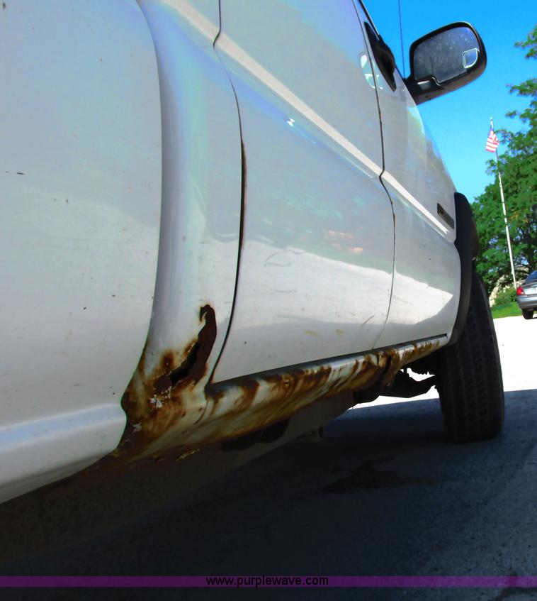 image for item G8586 2004 Chevrolet 2500 HD Ext. Cab pickup truck