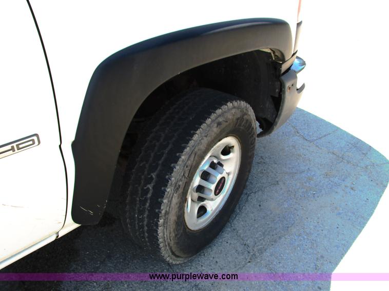 image for item G8586 2004 Chevrolet 2500 HD Ext. Cab pickup truck