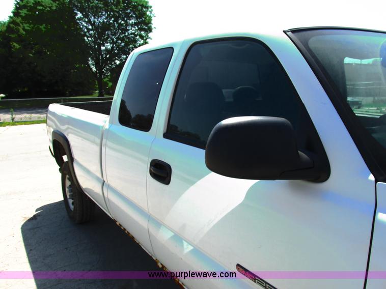 image for item G8586 2004 Chevrolet 2500 HD Ext. Cab pickup truck