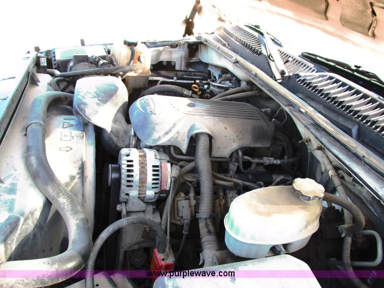 image for item G8586 2004 Chevrolet 2500 HD Ext. Cab pickup truck