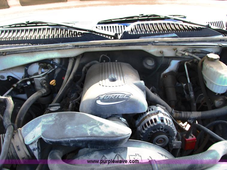 image for item G8586 2004 Chevrolet 2500 HD Ext. Cab pickup truck