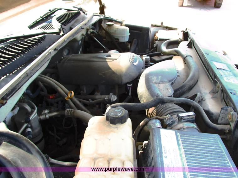 image for item G8586 2004 Chevrolet 2500 HD Ext. Cab pickup truck