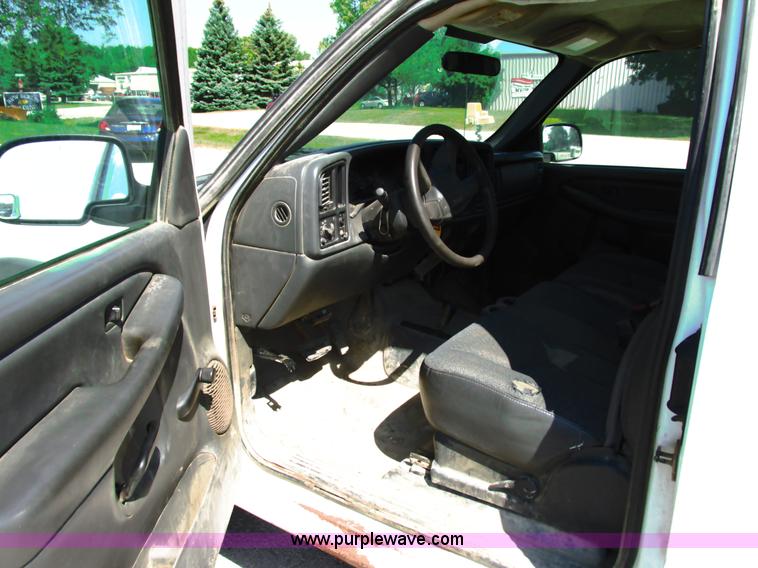 image for item G8586 2004 Chevrolet 2500 HD Ext. Cab pickup truck