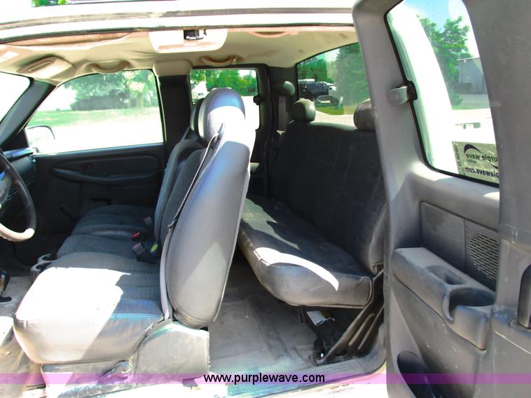 image for item G8586 2004 Chevrolet 2500 HD Ext. Cab pickup truck