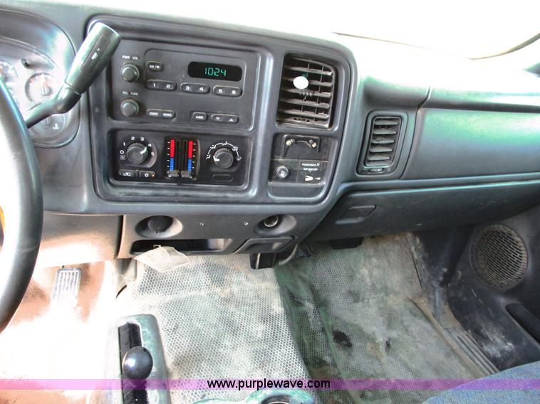 image for item G8586 2004 Chevrolet 2500 HD Ext. Cab pickup truck