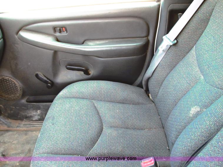 image for item G8586 2004 Chevrolet 2500 HD Ext. Cab pickup truck