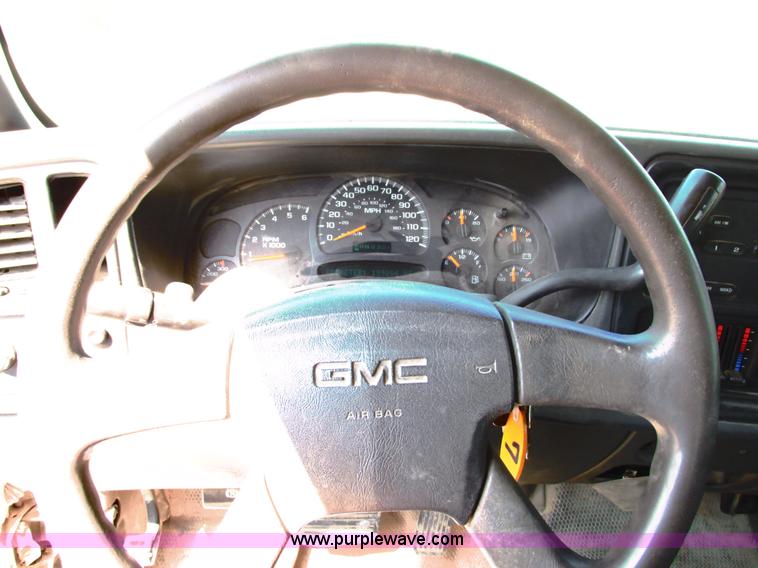 image for item G8586 2004 Chevrolet 2500 HD Ext. Cab pickup truck