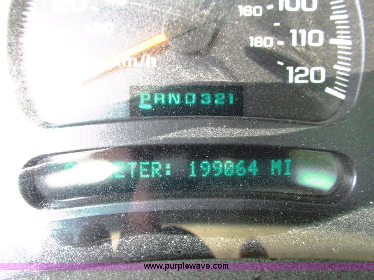 image for item G8586 2004 Chevrolet 2500 HD Ext. Cab pickup truck